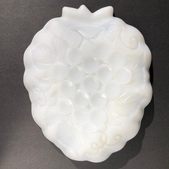 Vintage Hazel Atlas Milk Glass Candy Dish Grape Cluster Bunch Shaped Textured - Picture 8 of 8